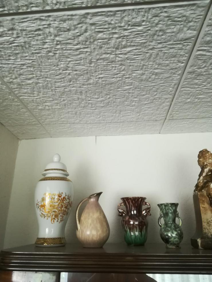Bild 2: Verschiedene Vasen aus Glas und Porzellan 