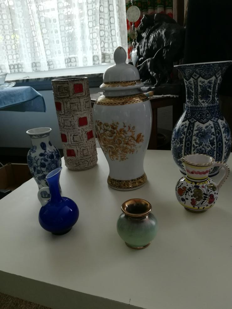 Bild 5: Verschiedene Vasen aus Glas und Porzellan 