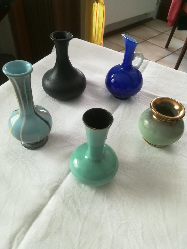 Verschiedene Vasen aus Glas und Porzellan 
