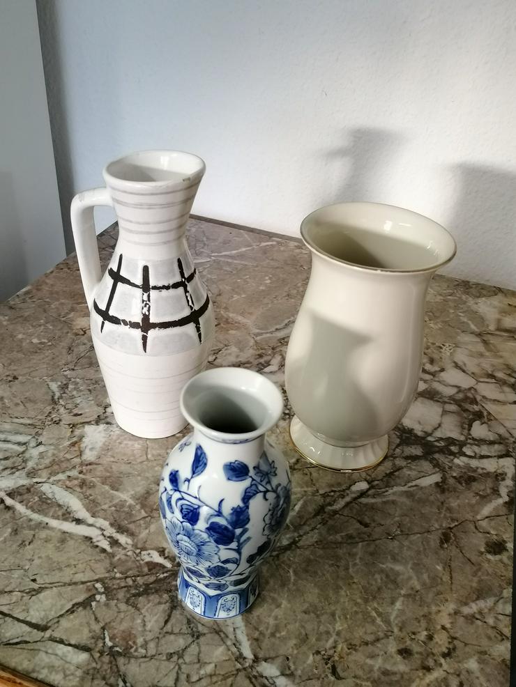 Bild 7: Verschiedene Vasen aus Glas und Porzellan 