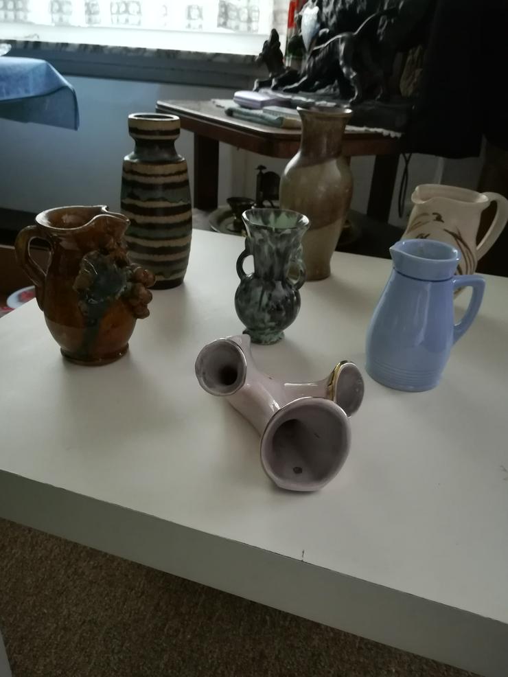 Bild 3: Verschiedene Vasen aus Glas und Porzellan 
