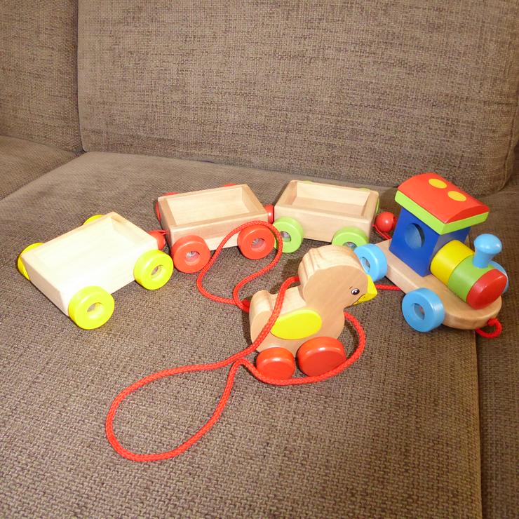 Holzeisenbahn und Ente zum Ziehen - Spielzeug für Babys - Bild 1
