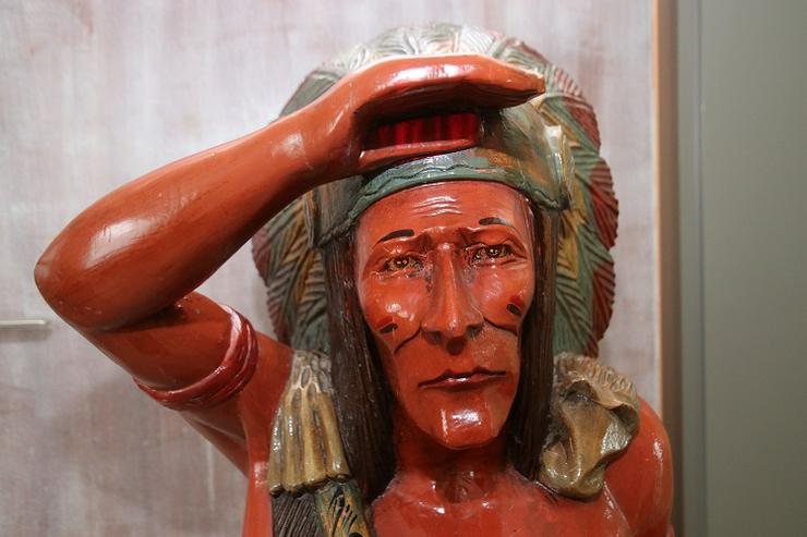Bild 2:   Indianerfigur aus Holz, 127 cm hoch, gebraucht