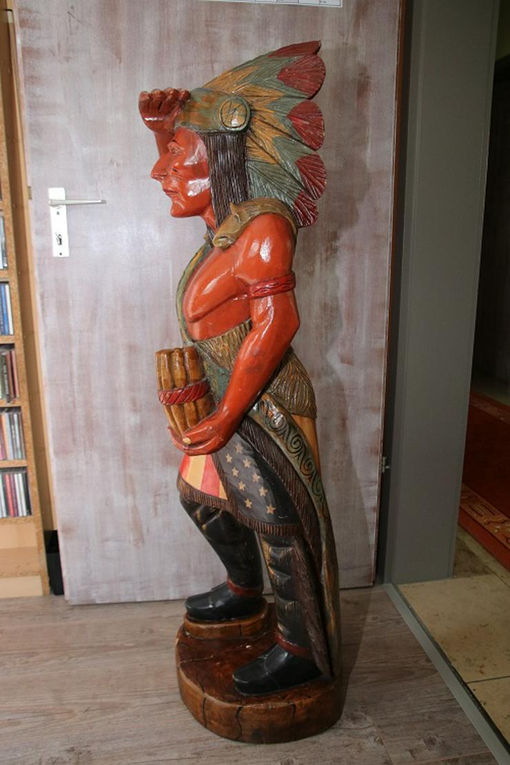 Bild 8:   Indianerfigur aus Holz, 127 cm hoch, gebraucht