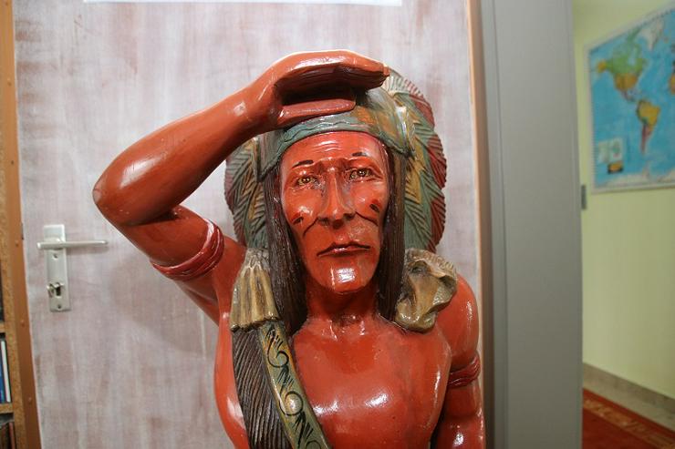 Bild 3:   Indianerfigur aus Holz, 127 cm hoch, gebraucht