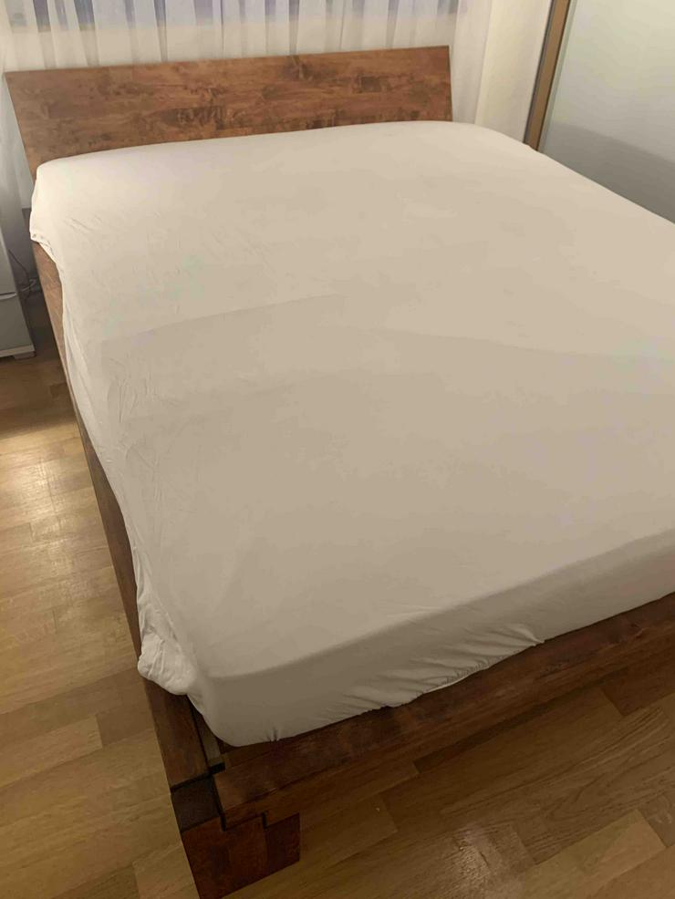 Braunes Masivholzbett (160x200) mit Matratze und Lattenrost - Betten - Bild 4