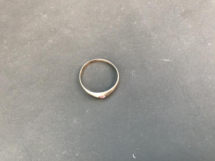 Bild 1: Ring mit rosa Stein 