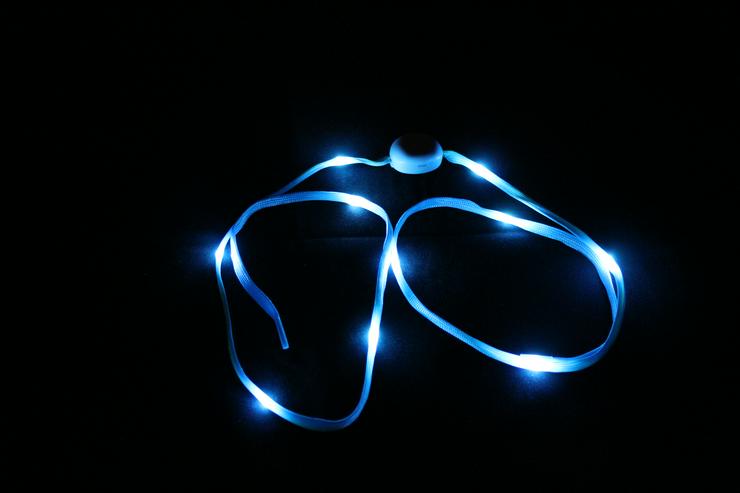 Bild 1: LED Schnürsenkel in blau 