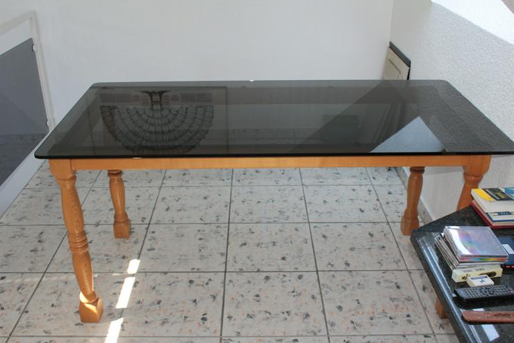 Bild 1: Holztisch mit Glasplatte