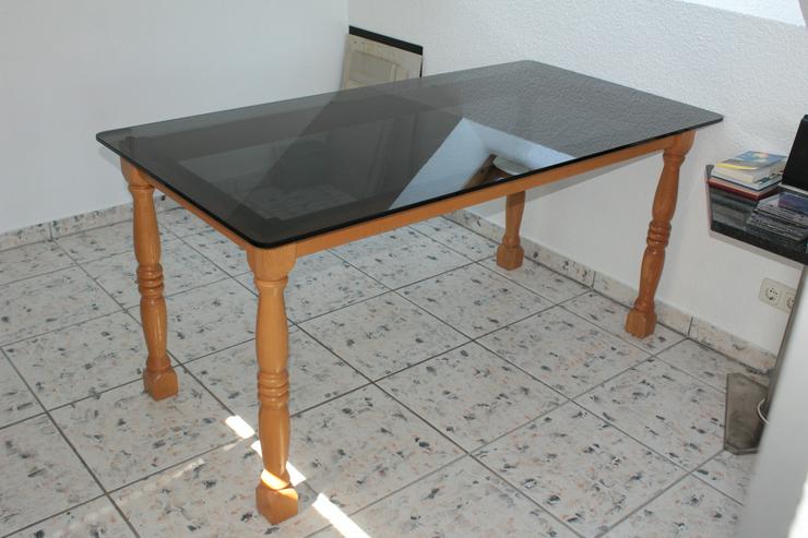 Bild 2: Holztisch mit Glasplatte