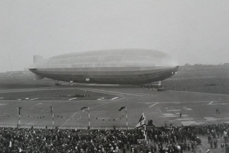 Bild 4: altes Foto Flughafen Berlin mit Luftschiff "Graf Zeppelin"