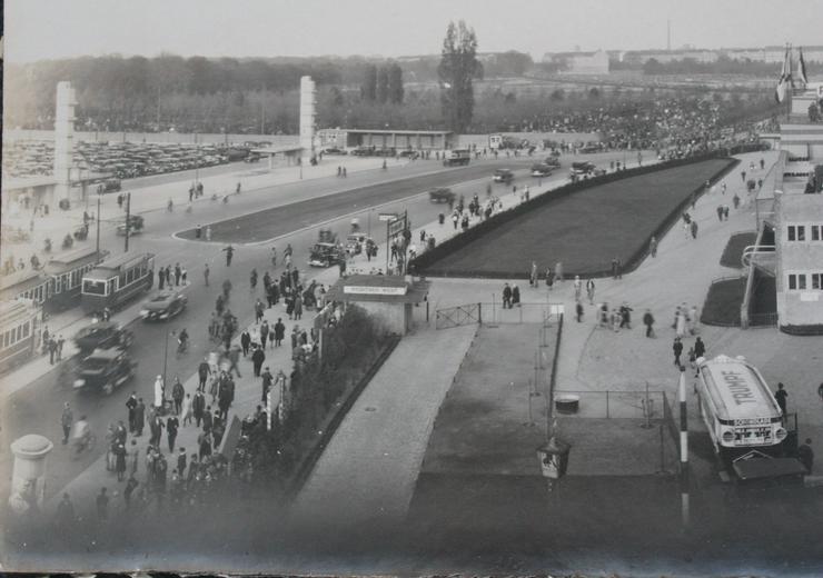Bild 2: altes Foto Flughafen Berlin mit Luftschiff "Graf Zeppelin"
