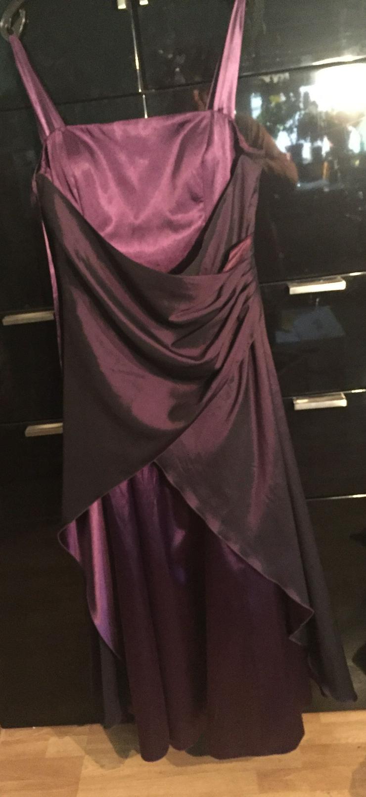 Bild 2: lila/violettfarbenes Satin-Abendkleid, figurnah und schlank machend.