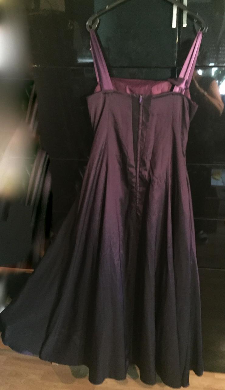 Bild 3: lila/violettfarbenes Satin-Abendkleid, figurnah und schlank machend.