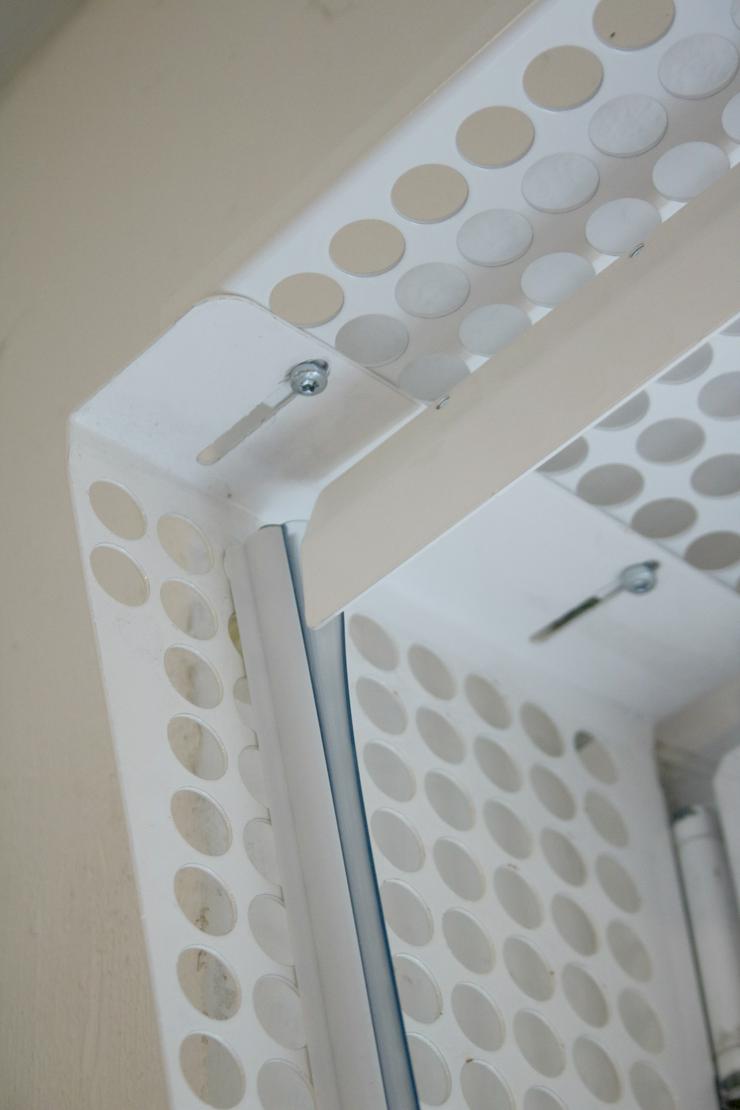 Bild 10: Kippfensterschutz für Vögel von austmetall, OHNE BORHEN OHNE KLEBEN, SYSTEM 4 + Wellizubehör