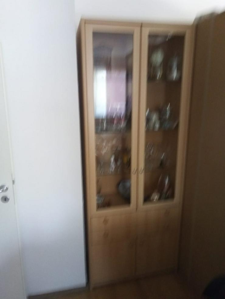 Bild 5: Kleiderschrank und Vitrinenschrank