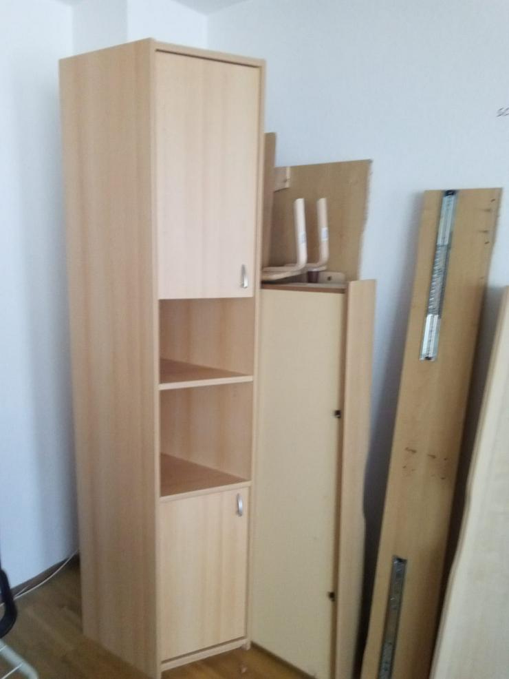 Bild 4: Kleiderschrank und Vitrinenschrank