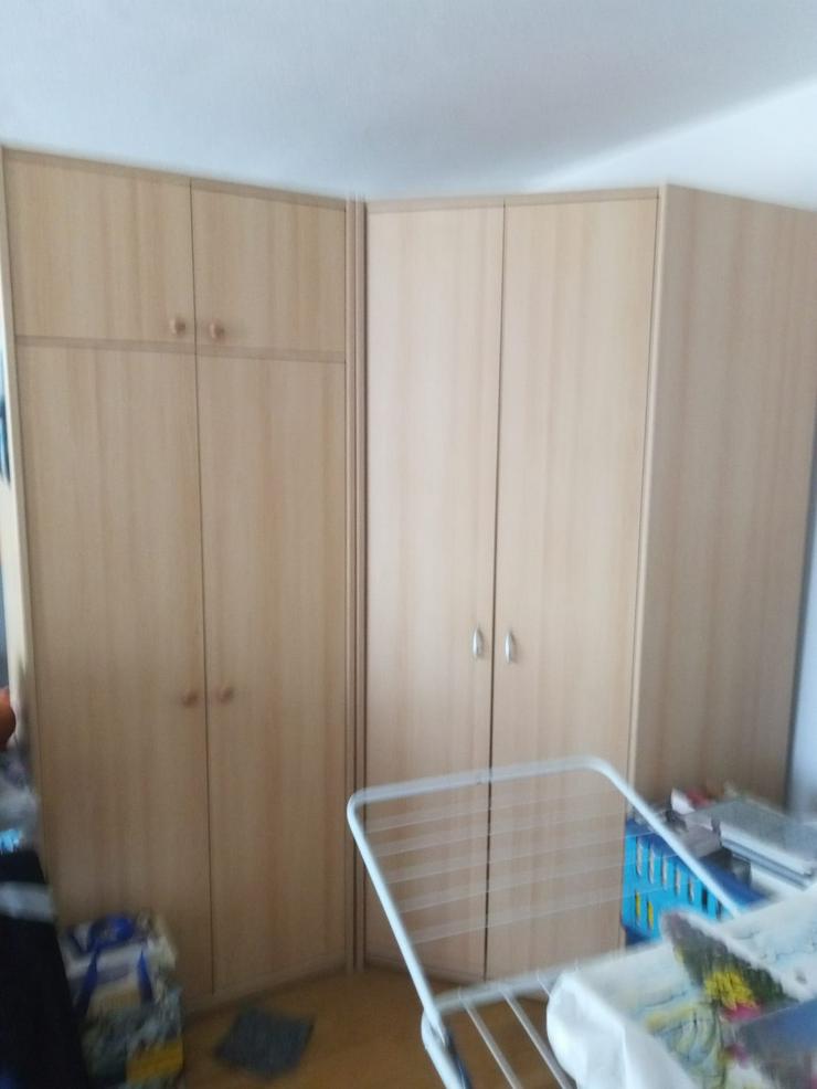 Bild 3: Kleiderschrank und Vitrinenschrank