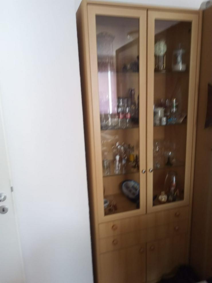 Bild 6: Kleiderschrank und Vitrinenschrank