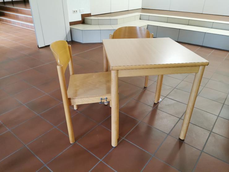 Bild 1: Tische und Stühle gegen kleine Spende Abzugeben