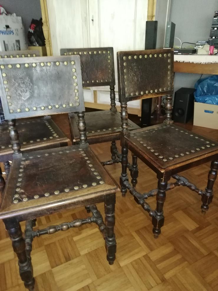 Bild 3: Antike Stühle