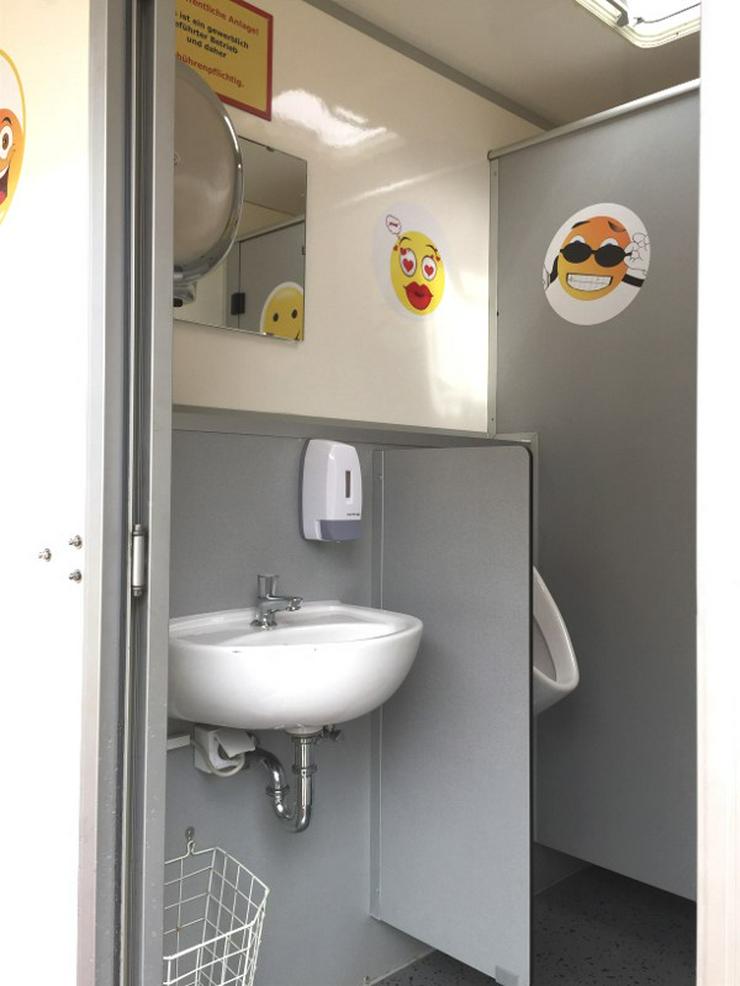 Bild 4: Toilettenwagen Smiley mieten,  gestaltet mit pfiffigen Smiley Motiven.