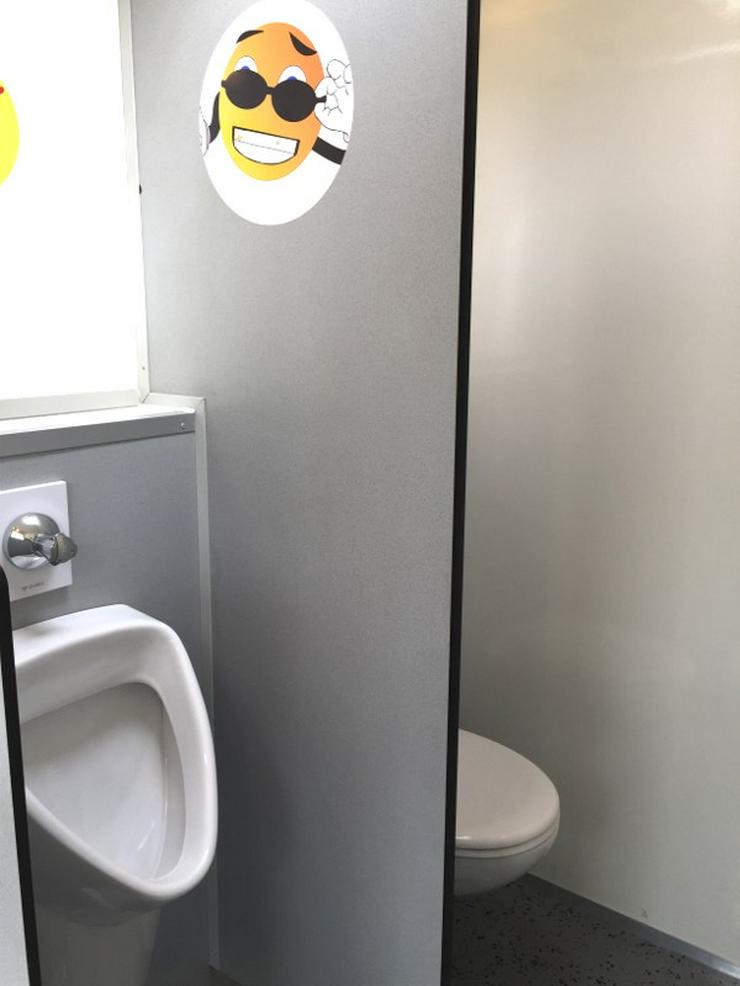 Bild 5: Toilettenwagen Smiley mieten,  gestaltet mit pfiffigen Smiley Motiven.