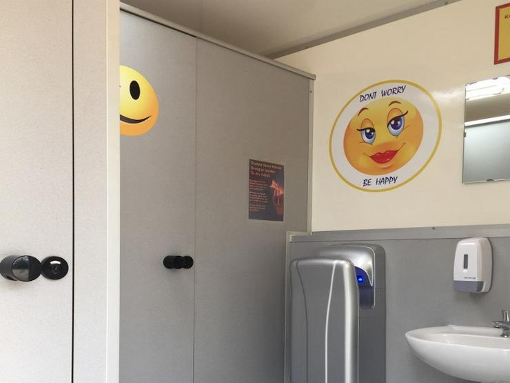 Toilettenwagen Smiley mieten,  gestaltet mit pfiffigen Smiley Motiven. - Party, Events & Messen - Bild 2
