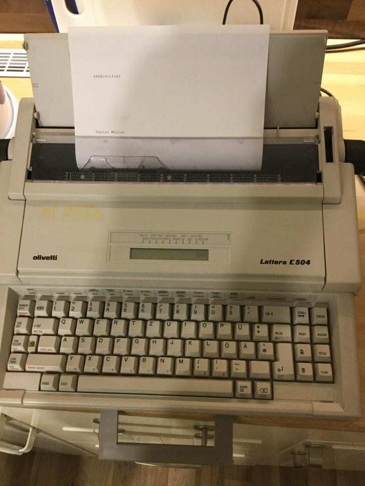 Bild 1: Elektronische Schreibmaschine von Olivetti Lettera E 504