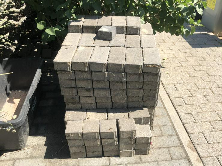 Bild 3:  Pflastersteine aus Beton, grau, ca. 5 qm²