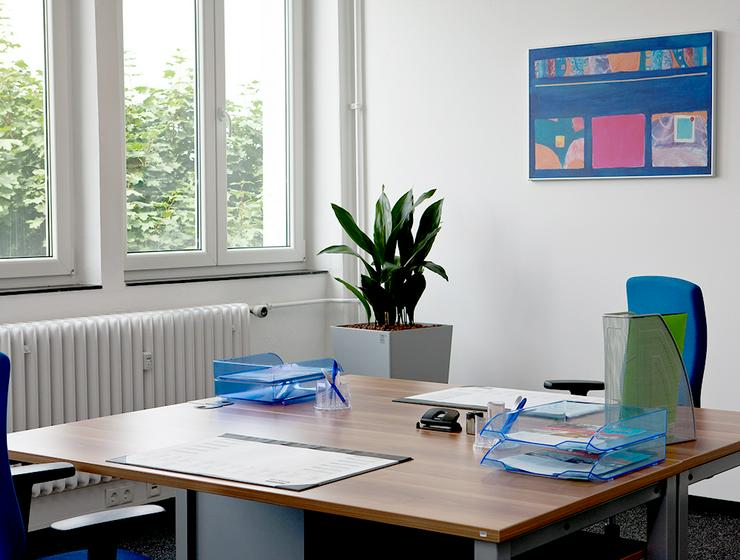 ALL-INCL.-MIETE: Teilsaniertes Büro mit Teeküche inkl. Kaffee- und Teeflatrate in Berlin - Gewerbeimmobilie mieten - Bild 3