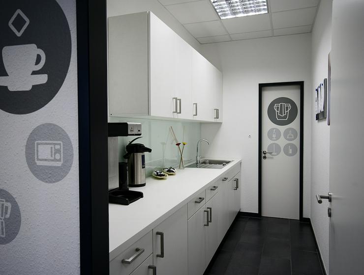 ALL-INCL.-MIETE: Renovierte Büros mit Teeküche inkl. Kaffee- und Teeflatrate in Bonn - Gewerbeimmobilie mieten - Bild 7