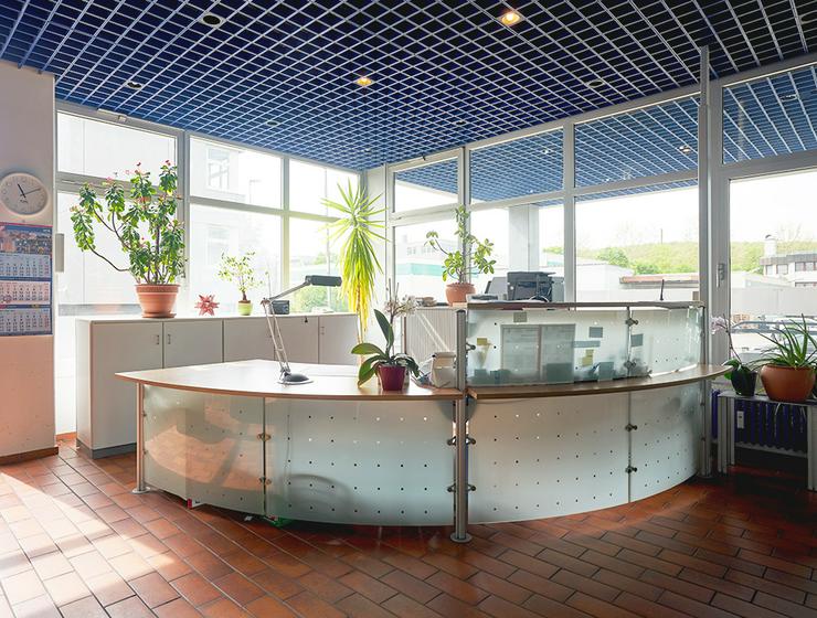 Bild 7: Helle Büros mit Teeküche und Empfangsbereich in Frickenhausen