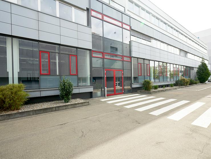 Helle Büros mit Teeküche und Empfangsbereich in Frickenhausen - Gewerbeimmobilie mieten - Bild 10