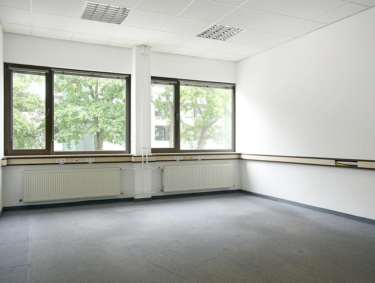 Bild 3: Renovierte Büros in Maintal - optimal als Büro für Steuerberatung oder Kanzlei