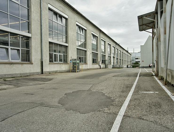 Bild 1: Große, beheizte Hallenflächen mit Lastenaufzug in München
