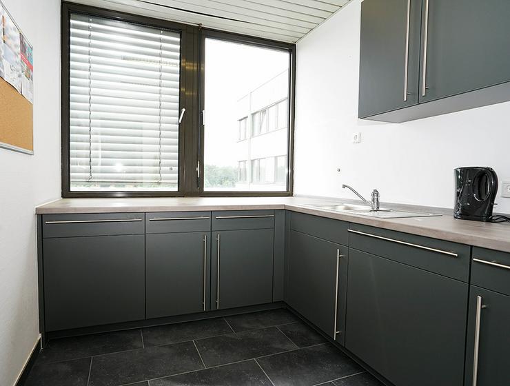 Bild 10: ALL-INCL.-MIETE: Klimatisierte Büros mit moderner Teeküche und Empfang in Offenbach
