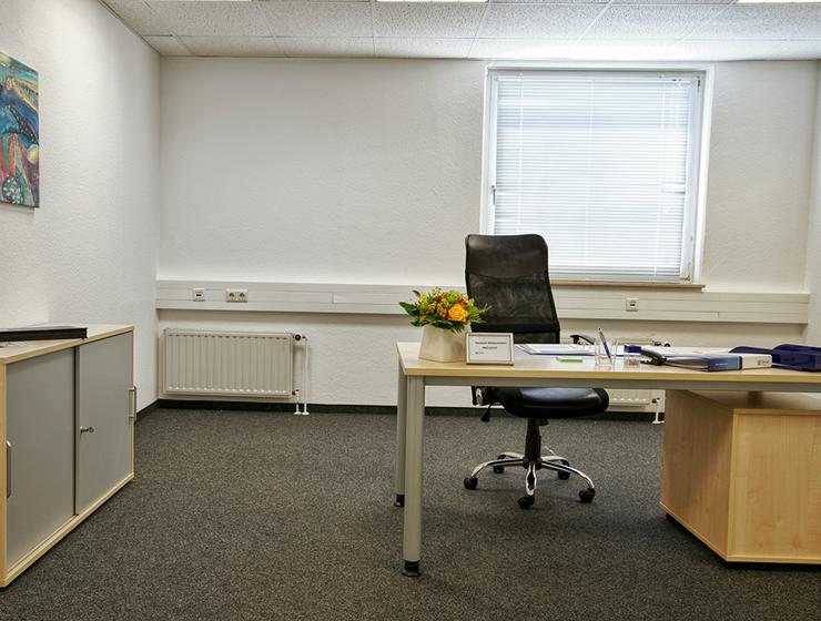 ALL-IN-MIETE: Teilsanierte Büros mit Teeküche in Wuppertal – auf Wunsch möbliert - Gewerbeimmobilie mieten - Bild 2
