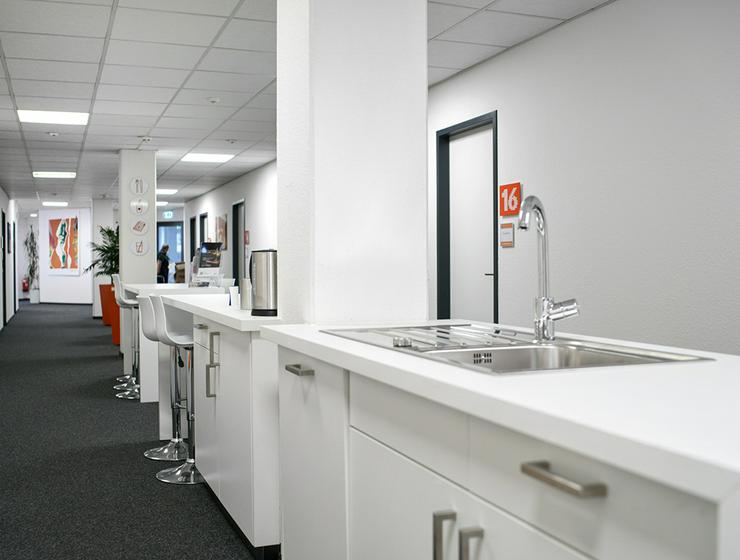 ALL-INCL.-MIETE: Renovierte Büros mit Teeküche und Kaffee- und Teeflatrate in Würselen - Gewerbeimmobilie mieten - Bild 4