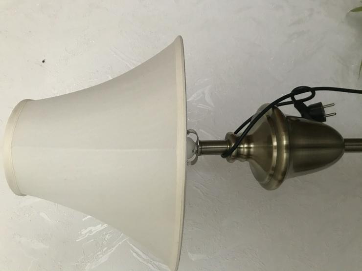 Bild 2: Stehlampe mit Metallfuss