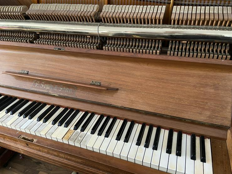 Bild 12: Gut erhaltenes Klavier der Marke F. Soph & Sohn