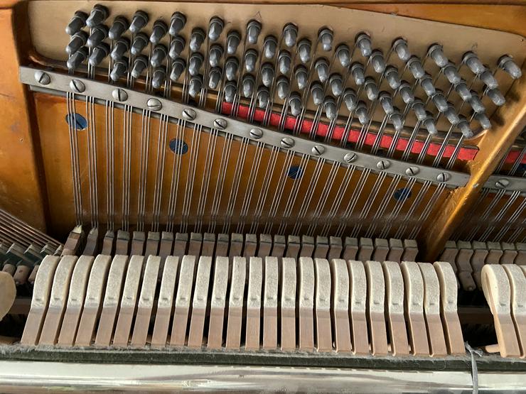 Bild 7: Gut erhaltenes Klavier der Marke F. Soph & Sohn