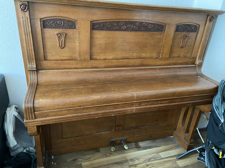 Bild 13: Gut erhaltenes Klavier der Marke F. Soph & Sohn