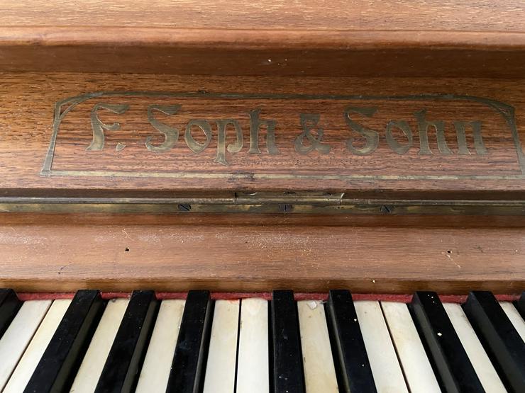Bild 9: Gut erhaltenes Klavier der Marke F. Soph & Sohn