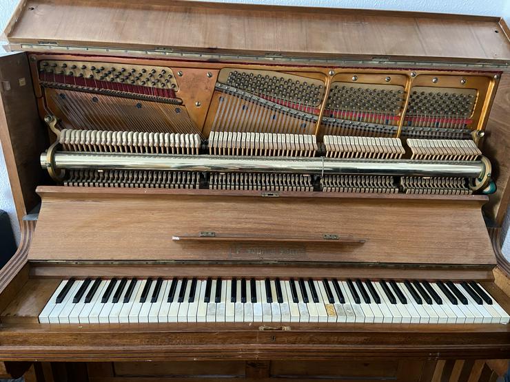 Bild 14: Gut erhaltenes Klavier der Marke F. Soph & Sohn