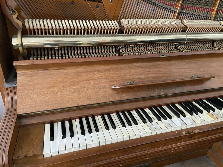 Bild 10: Gut erhaltenes Klavier der Marke F. Soph & Sohn