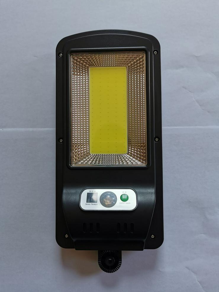 Bild 4: LED SOLARSTRAßENLAMPE MIT SOLARFELD UND FERNBEDIENUNG, AUSGESTATTET MIT DUSK SENSOR