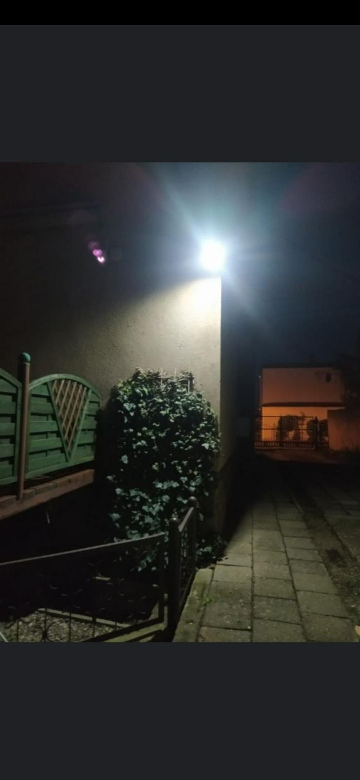 Bild 11: LED SOLARSTRAßENLAMPE MIT SOLARFELD UND FERNBEDIENUNG, AUSGESTATTET MIT DUSK SENSOR