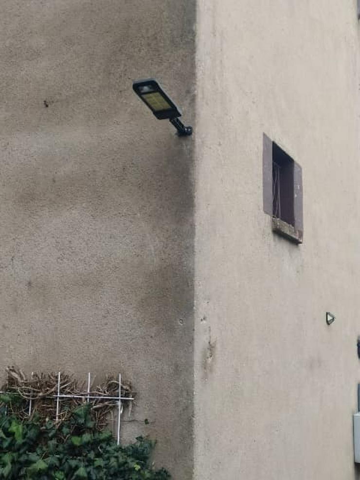 Bild 12: LED SOLARSTRAßENLAMPE MIT SOLARFELD UND FERNBEDIENUNG, AUSGESTATTET MIT DUSK SENSOR