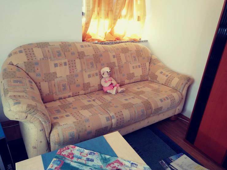 Bild 3: Wohnzimmer Couch mit Sessel und Schrankwand
